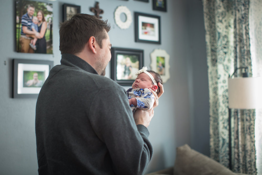  lifestyle_newborn_session_tips_ideas_photography_home_dad_poses.jpg 